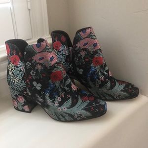 Vince Camuto Kassie Bootie Like New 8.5W